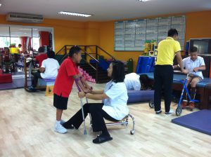 การฝึกกายภาพบำบัด โดยการฝึกเดินให้แก่เด็กพิการ